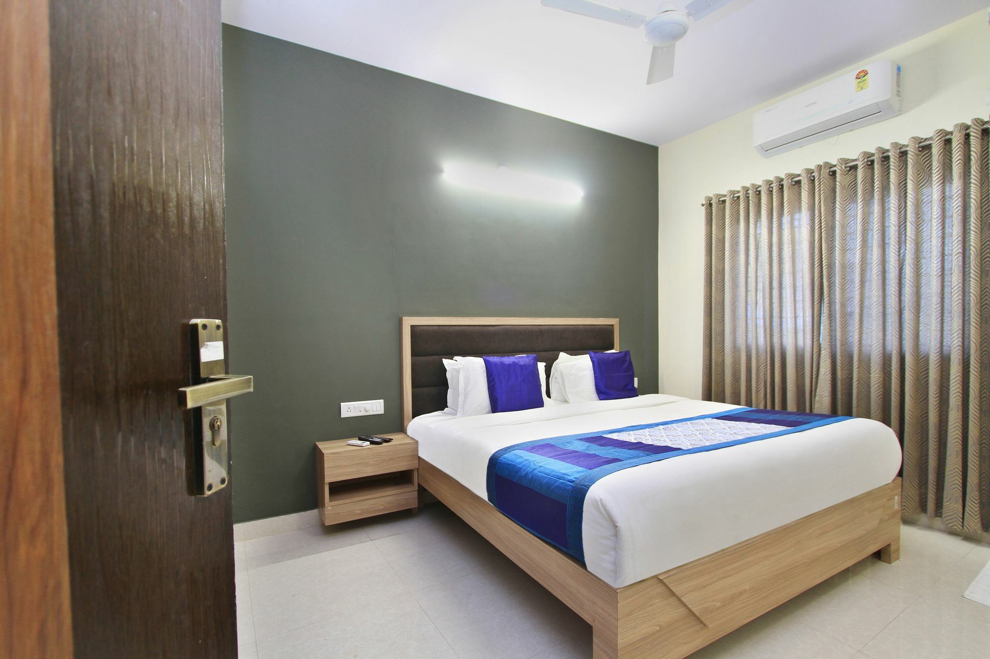 Hotel O Golden Inn Near Cubbon Park Bangalore Eksteriør billede